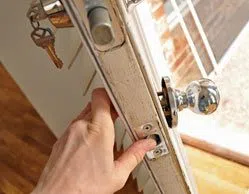 Golden Locksmith Services New York, NY 212-659-0026 - 7-Lock-Changing